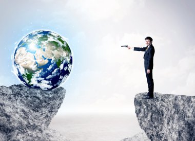 İşadamı küre rock dağda