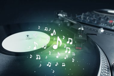 Parlayan ses notalarıyla müzik çalan turntable