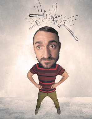 Çekiçleri olan koca kafalı biri.