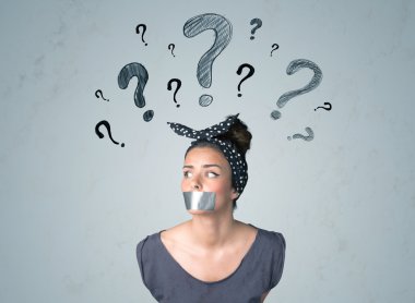 Ağzı yapış yapış ve soru işaretleri olan genç bir kadın.