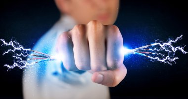 Elektrik kablolarını tutan iş adamı