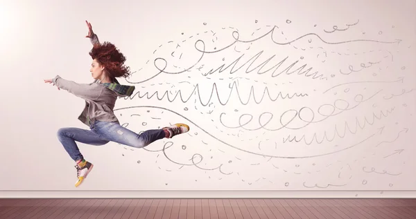 Mulher bonita pulando com linhas desenhadas à mão e flechas sair — Fotografia de Stock