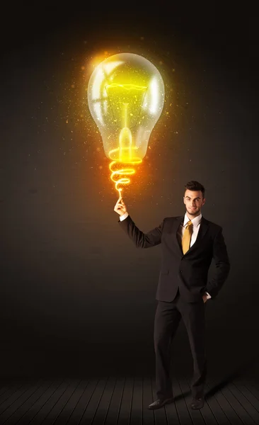Zakenman met een ideeënlamp — Stockfoto