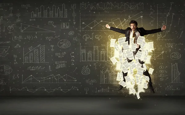 Hombre de negocios guapo saltando con la nube de documentos de papel — Foto de Stock