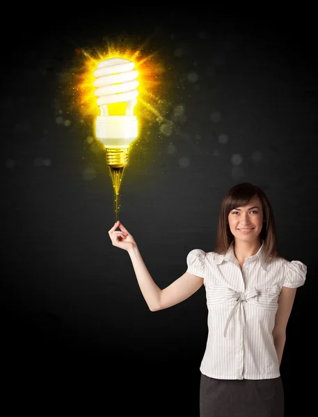 Femme d'affaires avec une ampoule écologique — Photo