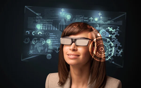 Ung kvinna söker med futuristiska smarta högteknologiska glasögon — Stockfoto