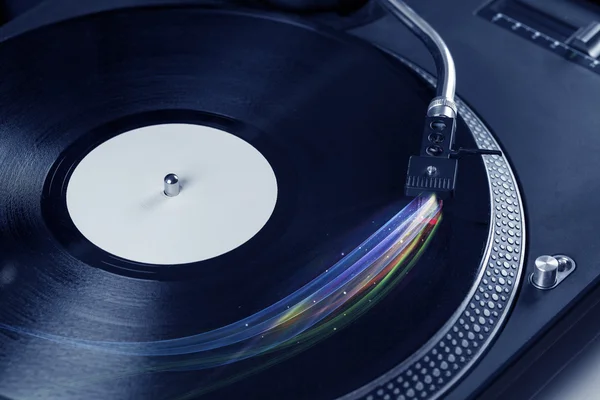 Muziekspeler die vinylmuziek speelt met kleurrijke abstracte lijnen — Stockfoto