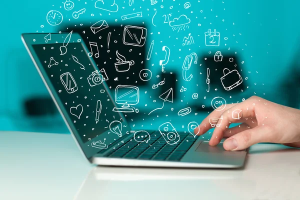 Laptop computer met de hand getekende pictogrammen en symbolen — Stockfoto