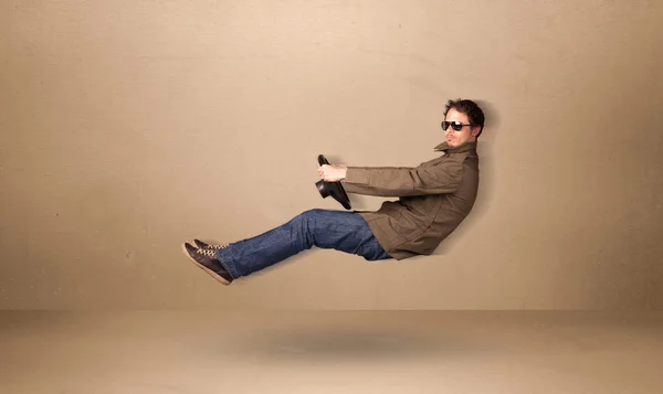 Feliz hombre divertido conduciendo un concepto de coche volador — Foto de Stock