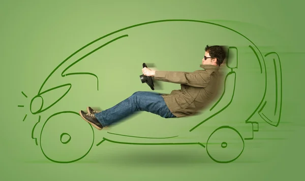 Человек ездит на экологически чистом электрическом автомобиле — стоковое фото