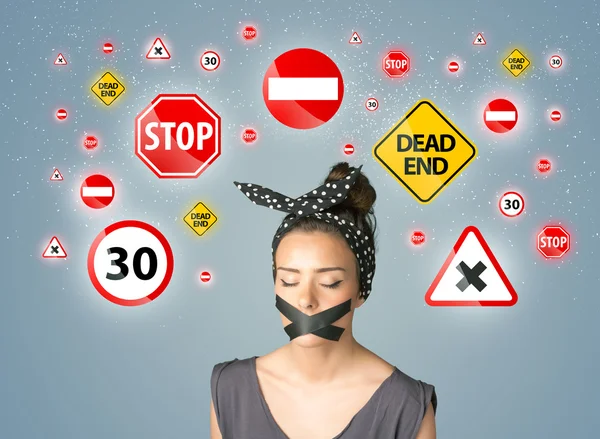 Giovane donna con bocca incollata e segnali stradali — Foto Stock