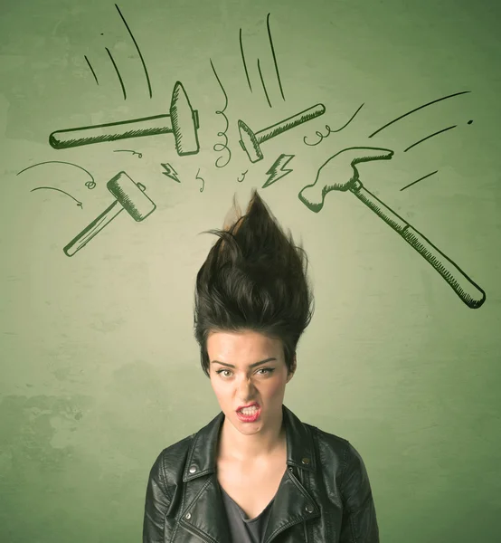 Mulher cansada com estilo de cabelo e símbolos de martelo de dor de cabeça — Fotografia de Stock