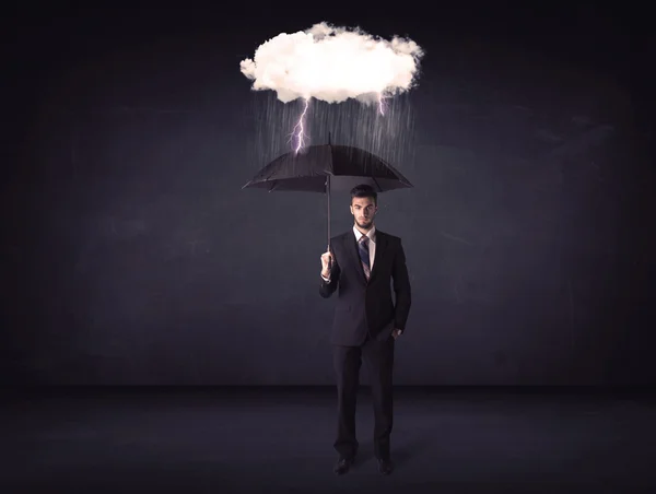 Empresário de pé com guarda-chuva e pouca nuvem de tempestade — Fotografia de Stock