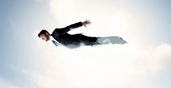 Obchodník letí jako superhrdina v oblacích na obloze — Stock fotografie