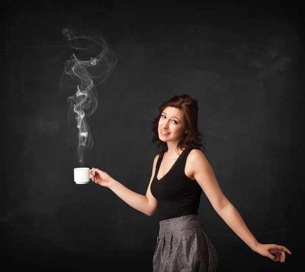 Бізнес-леді тримає білу чашку — стокове фото