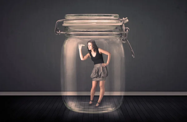 Femme d'affaires piégée dans un concept de bocal en verre — Photo