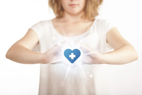 Mani che creano una forma con croce blu cuore — Foto Stock