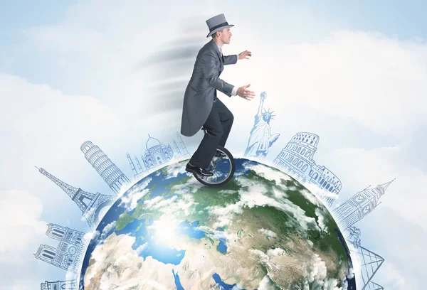 Homem montando monociclo ao redor do globo com as principais cidades — Fotografia de Stock