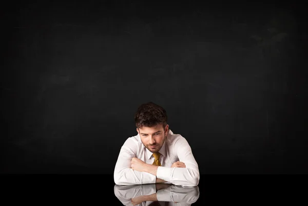 Homme d'affaires assis à un bureau — Photo