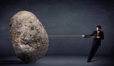 bir ip ile büyük rock çekerek işadamı