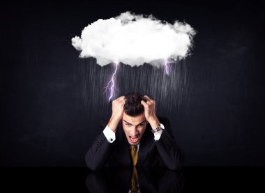 Depresyondaki işadamı bulutların altında oturuyor