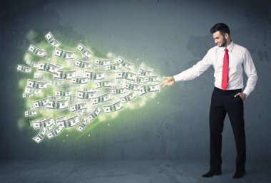 İş adamı bir sürü dolar savuruyor.