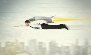 süper kahraman iş adamı ile jet pack roket CIT yukarıda uçan