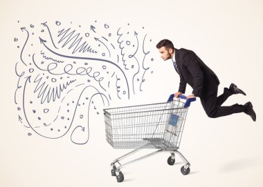 Alışveriş arabalı bir iş adamı.