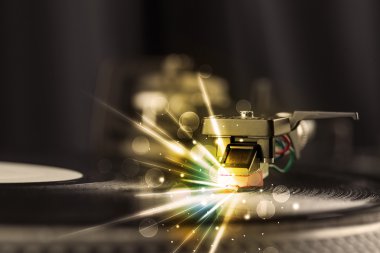 müzik oyuncu oynarken vinil ile parlayan gerek gelen satırları