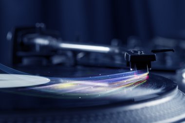 Renkli soyut çizgilerle vinil müzik çalan müzik çalar