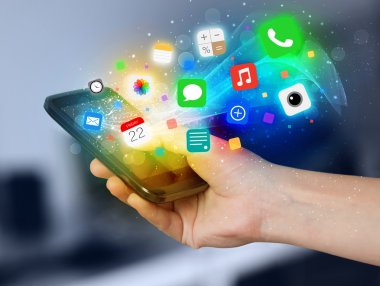 Renkli uygulama simgeleriyle el ele tutuşan akıllı telefon