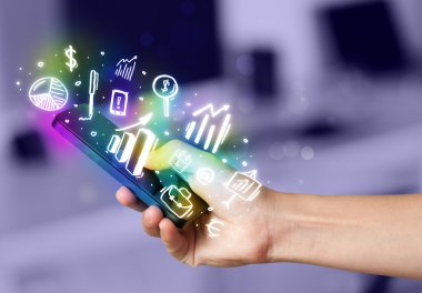 Finans ve pazar simgelerine ve sembollerine sahip akıllı telefon