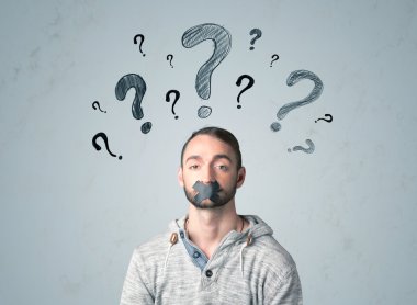 Ağzı yapış yapış ve soru işaretleri olan genç bir adam.