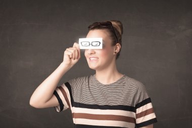 Elle çizilmiş kağıt gözlüklerle bakan mutlu kız. 