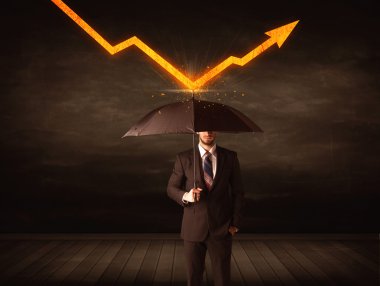 Turuncu ok tutmak şemsiye ile ayakta işadamı 