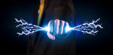 Elektrik kablolarını tutan iş adamı