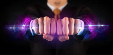 İş adamı gelecekteki teknoloji veri ağı tutuyor 