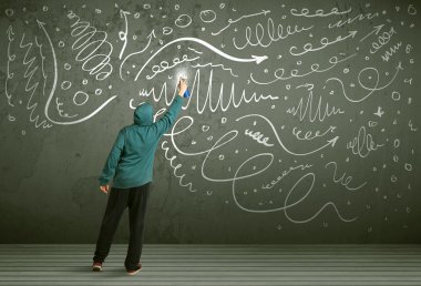 Genç şehir ressamı çiziyor