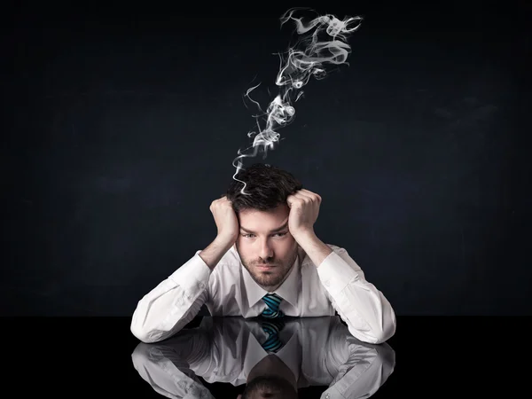 Depresivní podnikatel s kouřící hlavou — Stock fotografie