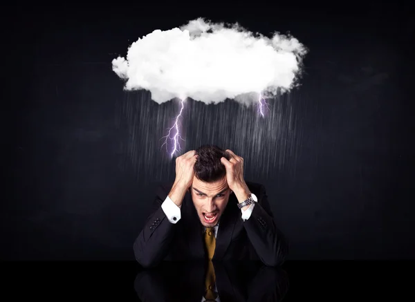 Depressiver Geschäftsmann sitzt unter einer Wolke — Stockfoto