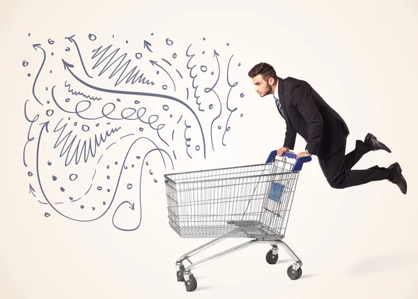 Alışveriş arabalı bir iş adamı.