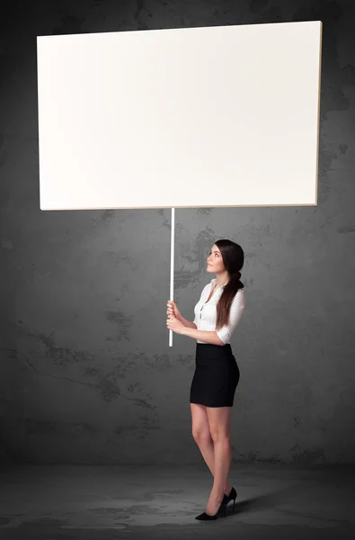 Zakenvrouw met lege whiteboard — Stockfoto