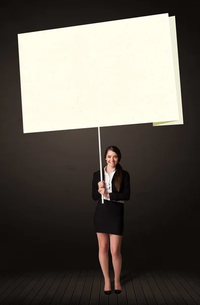 Femme d'affaires avec du papier post-it — Photo