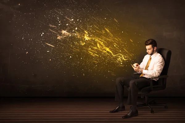 Homme d'affaires avec tablette et explosion d'énergie sur fond — Photo