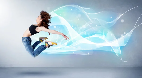 Netter Teenager springt mit abstraktem blauen Schal um sie herum — Stockfoto