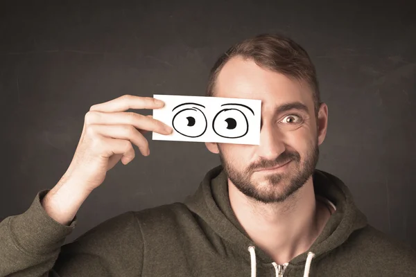 Uomo divertente che guarda con occhi di carta disegnati a mano — Foto Stock