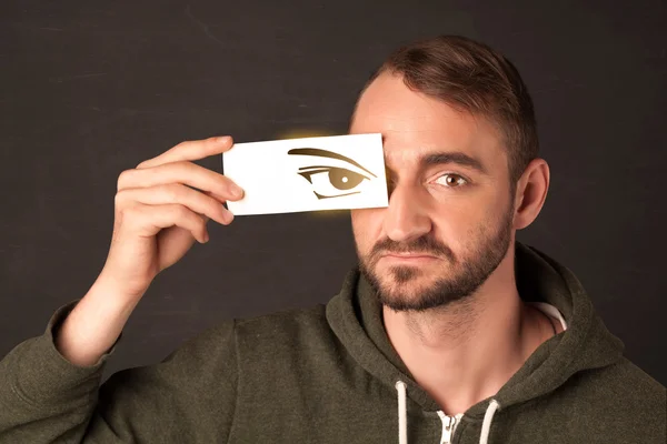 Fajny młodzieniec patrzący papierowymi rękoma narysowanymi oczami — Zdjęcie stockowe