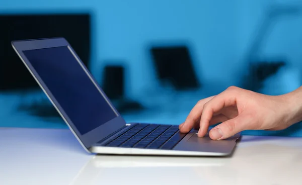 Geschäftsmann drückt modernen Laptop auf bunten Hintergrund — Stockfoto