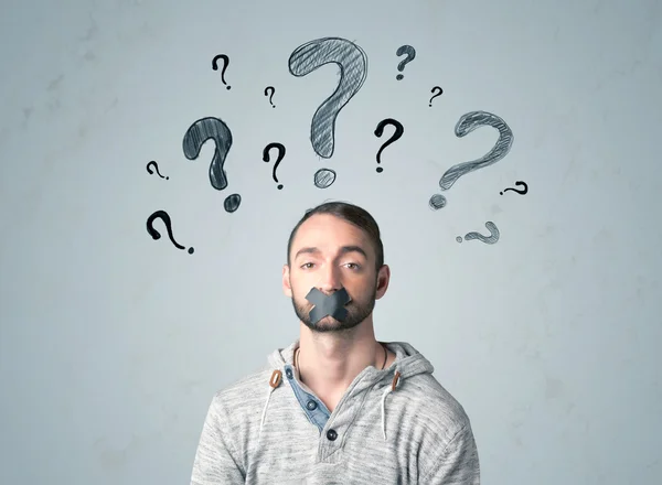 口と質問のマークのシンボルを持つ若い男 — ストック写真
