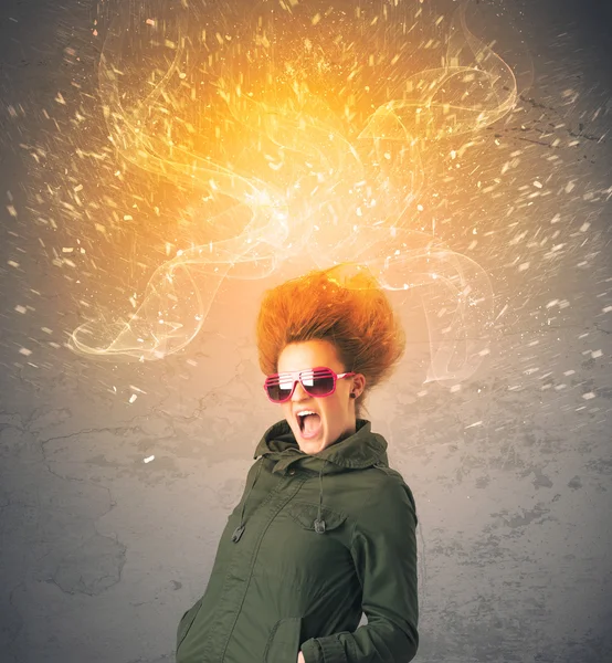 Junge Frau mit energisch explodierenden roten Haaren — Stockfoto